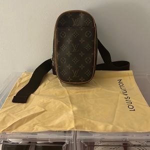 100% authentic Louis Vuitton Fanny Pack